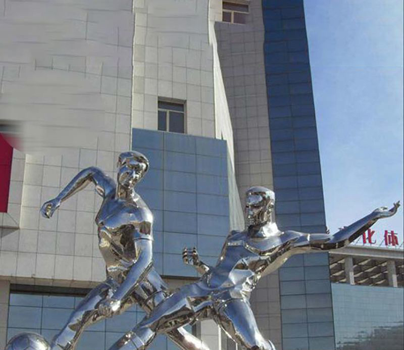 不锈钢踢足球广场人物雕塑图片