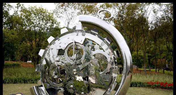 公园不锈钢抽象闹钟雕塑图片