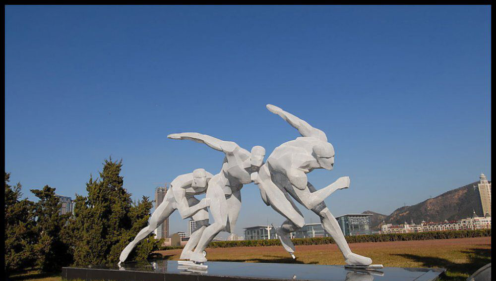公园不锈钢抽象人物滑冰雕塑图片