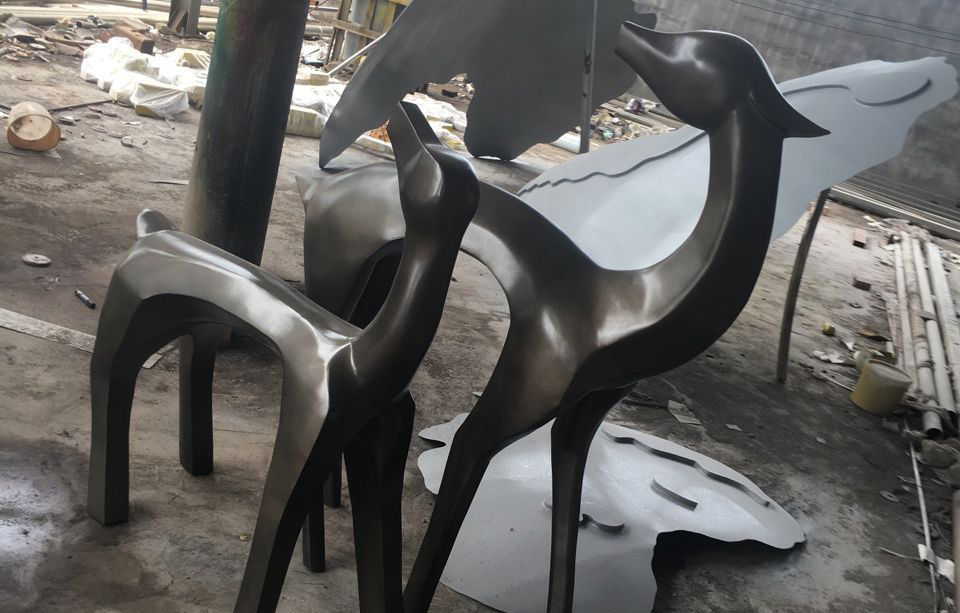 不锈钢抽象小鹿动物雕塑图片