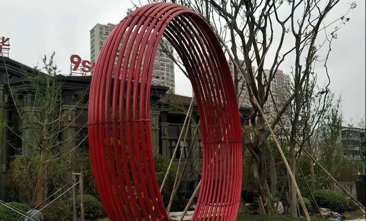 不锈钢红色花环公园景观雕塑图片