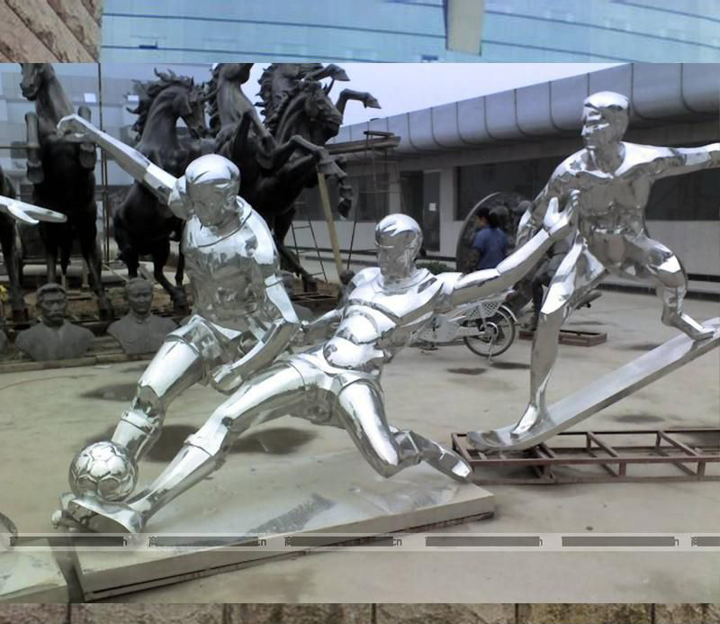 公园不锈钢踢足球玩滑板的人物雕塑图片