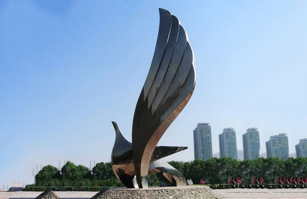 广场不锈钢抽象鸽子雕塑图片
