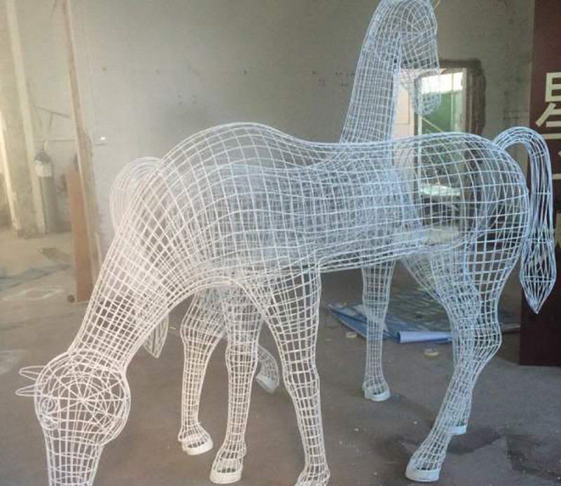 不锈钢编织镂空马雕塑图片