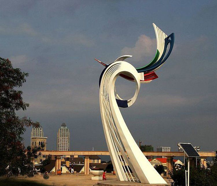 不锈钢大型抽象飞翔的仙鹤雕塑图片