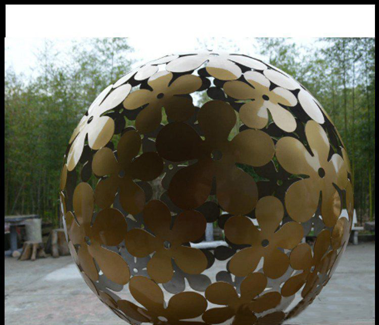 不锈钢花朵镂空球雕塑图片