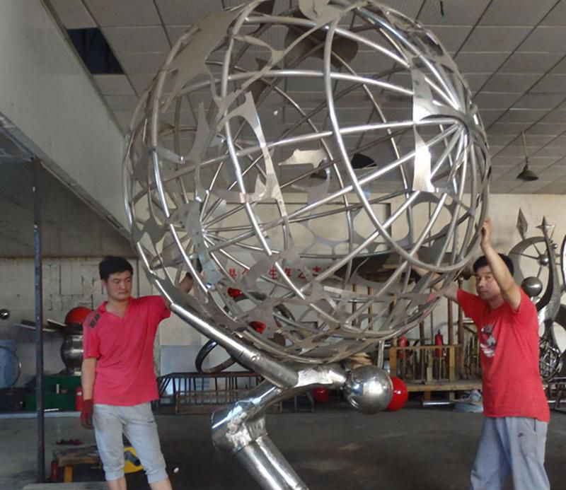 公园不锈钢镂空球雕塑图片