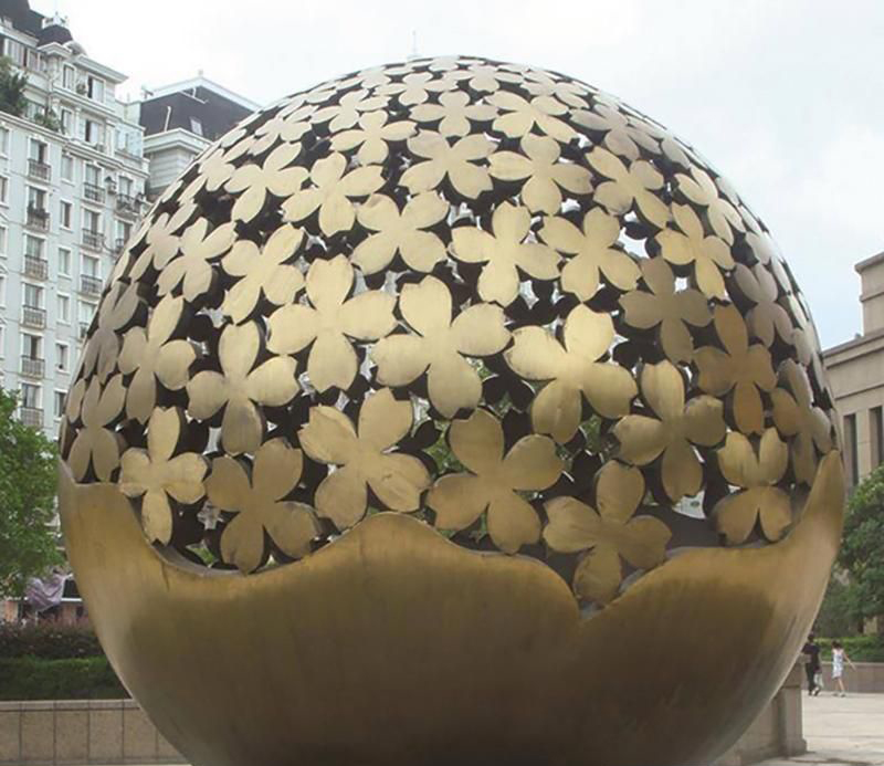 广场金色不锈钢镂空球雕塑图片