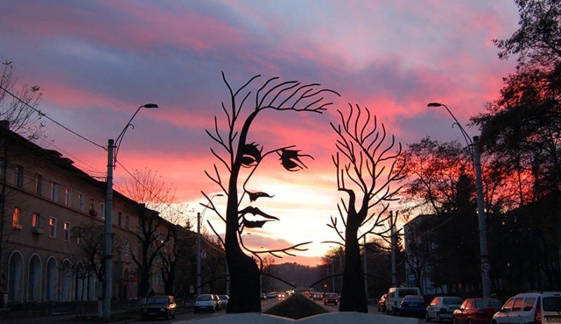 不锈钢抽象人头街边景观雕塑图片