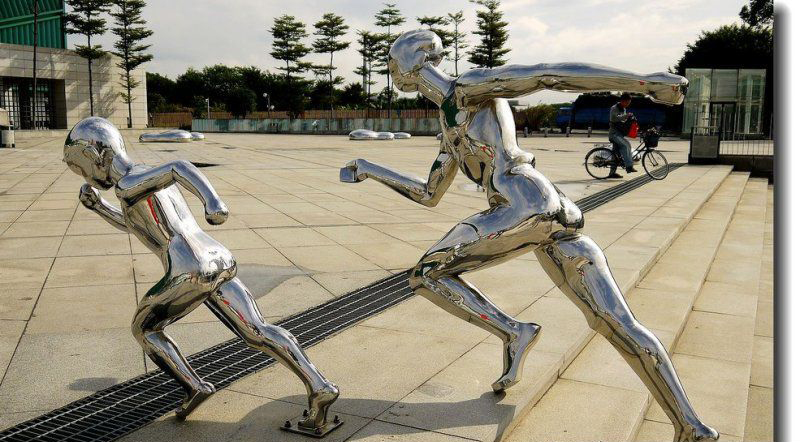 不锈钢抽象跑步人物雕塑图片