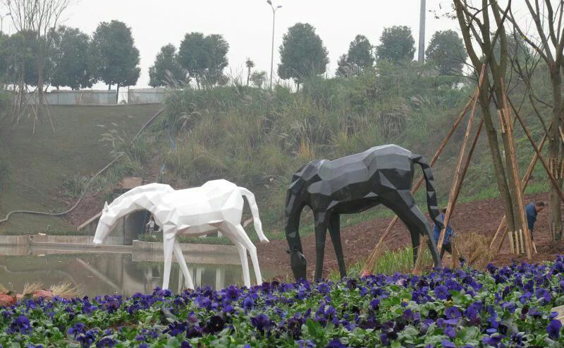 公园不锈钢马动物雕塑图片