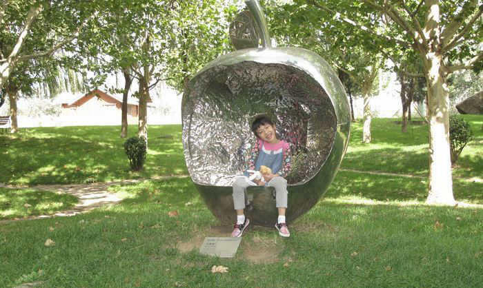 公园不锈钢苹果座椅雕塑图片
