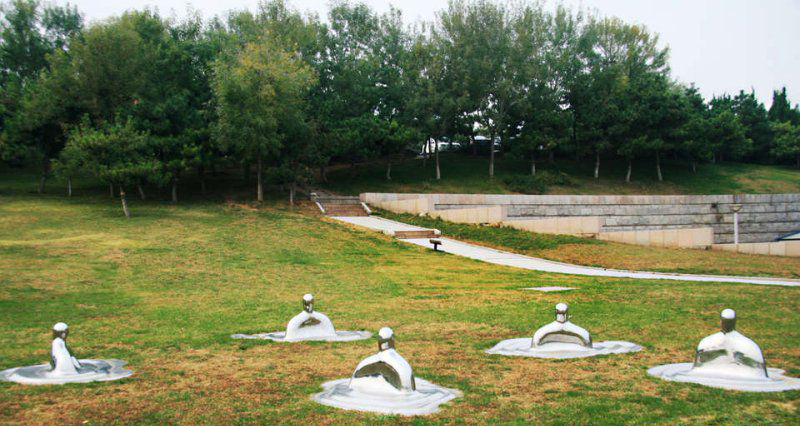 不锈钢抽象人物公园景观雕塑图片