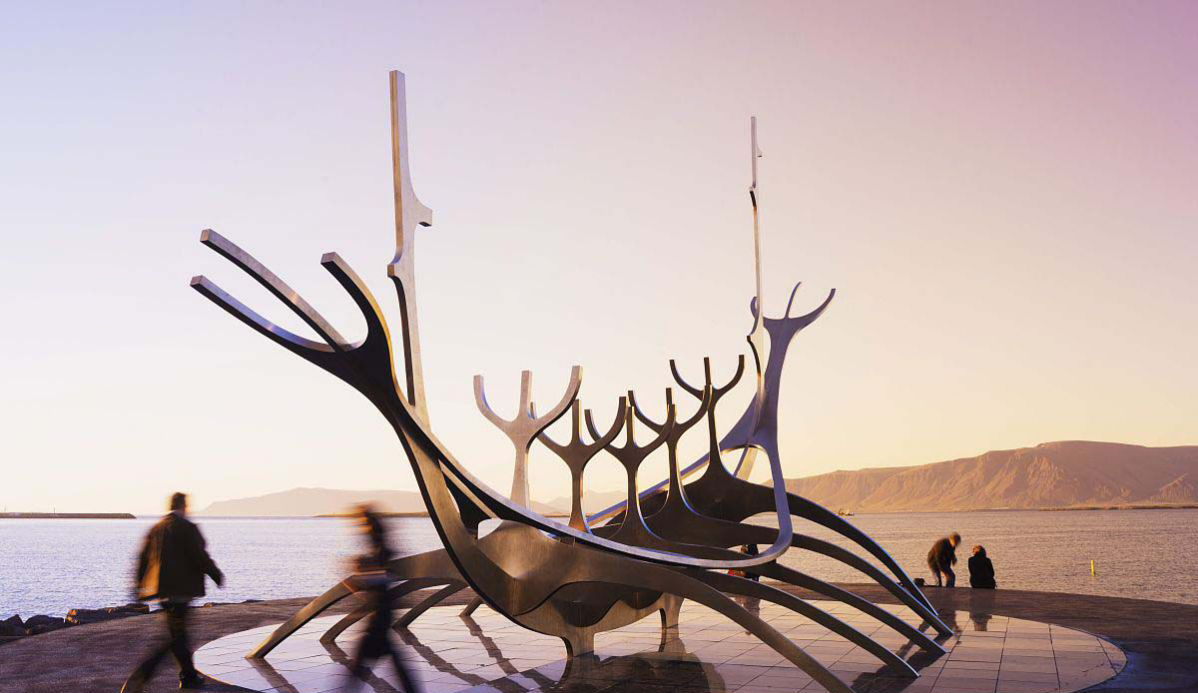 海边抽象不锈钢划船雕塑图片