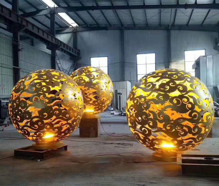 发光不锈钢镂空球景观雕塑图片