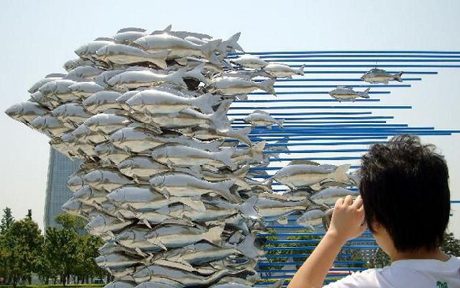 公园不锈钢鲤鱼群雕塑图片