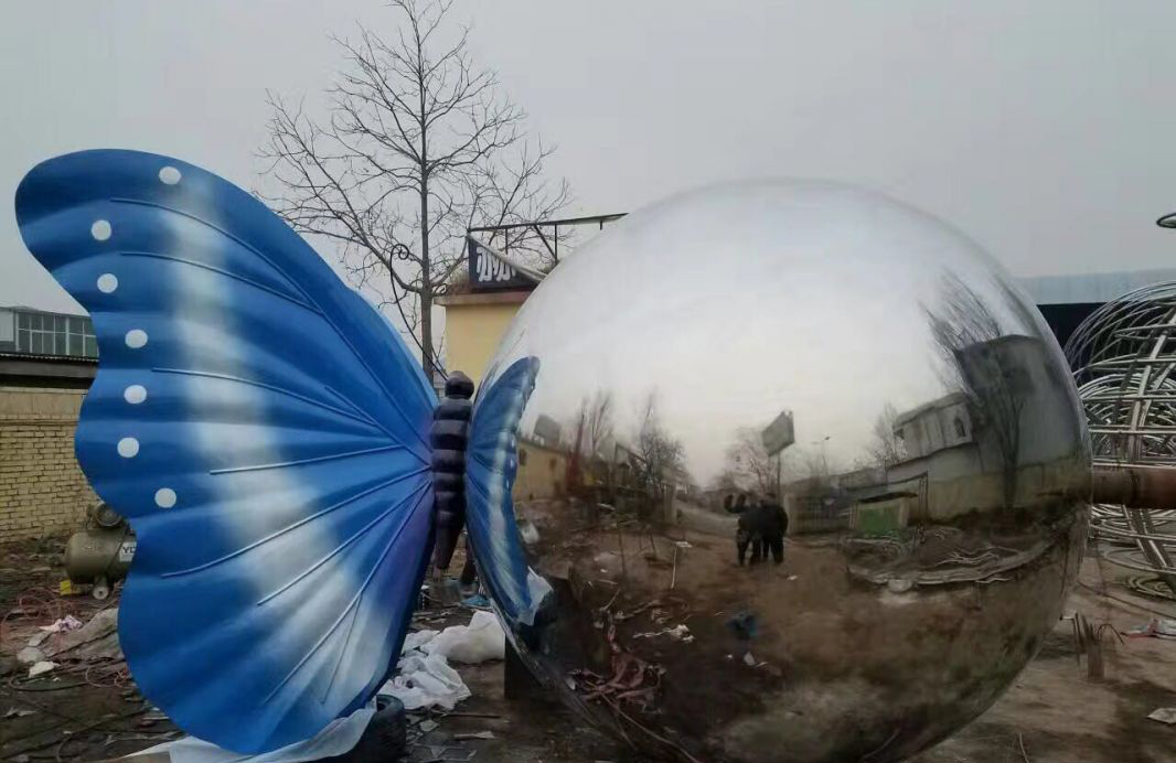 公园不锈钢圆球和蝴蝶景观雕塑图片