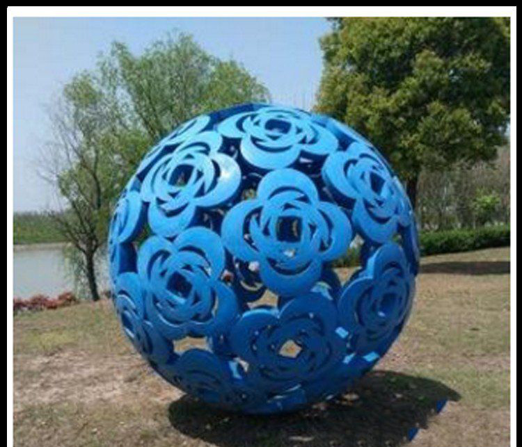不锈钢花朵图案镂空球雕塑图片
