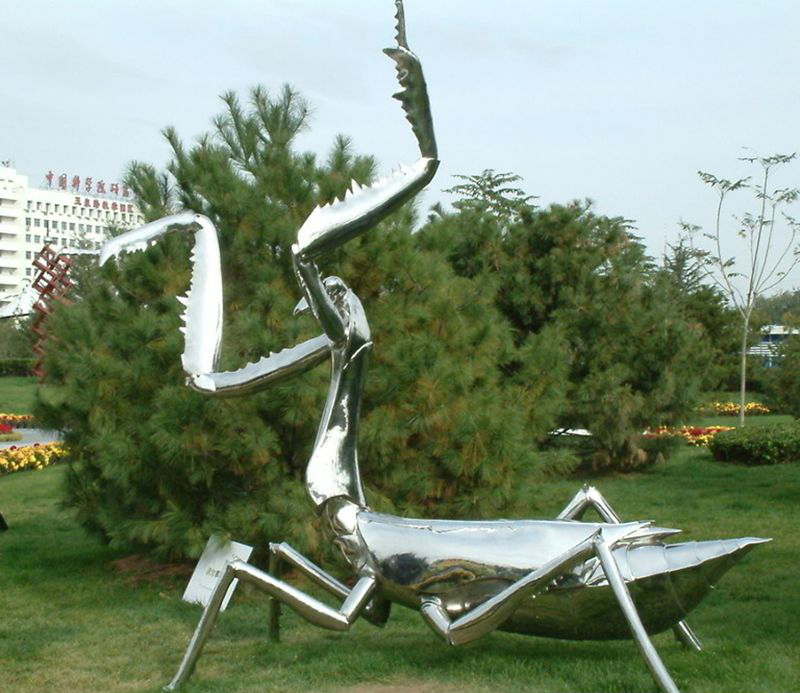 不锈钢螳螂雕塑图片