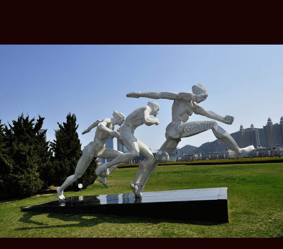 公园不锈钢踢足球人物雕塑图片