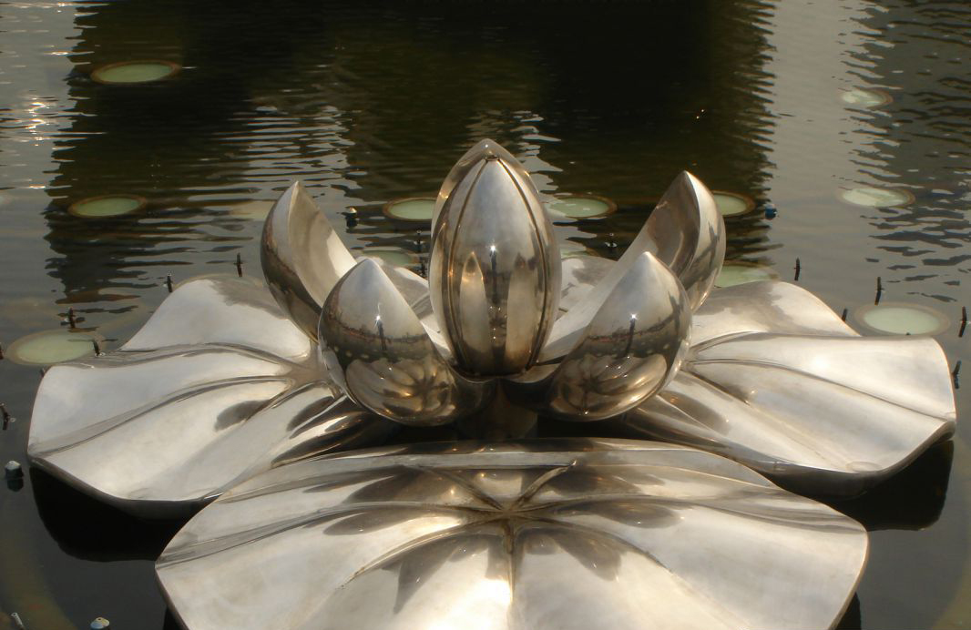 不锈钢莲花水中雕塑图片