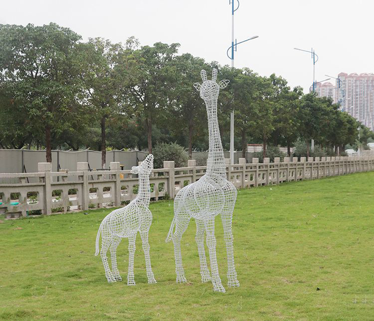 不锈钢镂空长颈鹿雕塑图片