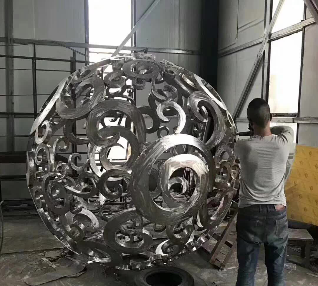 不锈钢镂空圆球雕塑图片