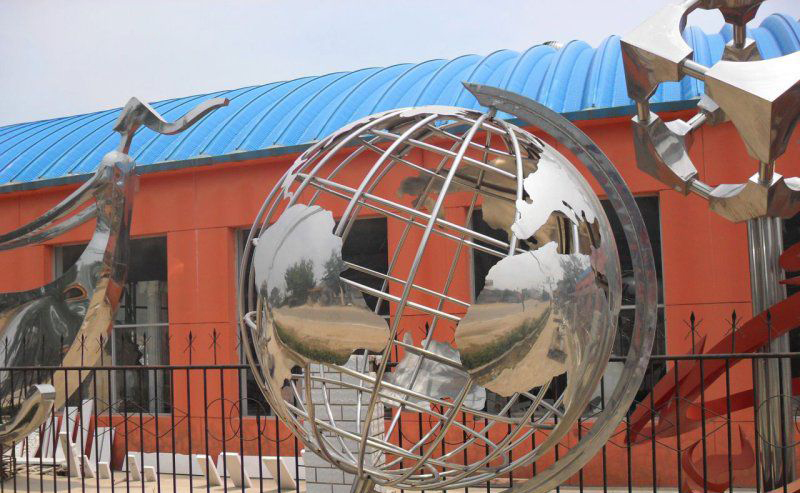 学校不锈钢地球仪雕塑图片
