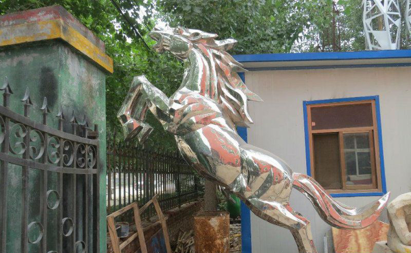 公园不锈钢奔跑的马动物雕塑图片