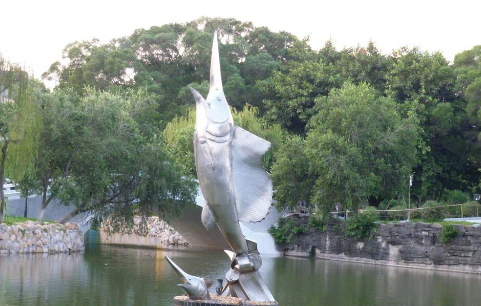 不锈钢尖嘴鱼公园景观雕塑图片