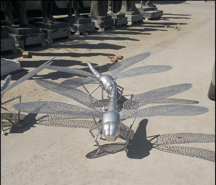 不锈钢镂空蜻蜓雕塑图片