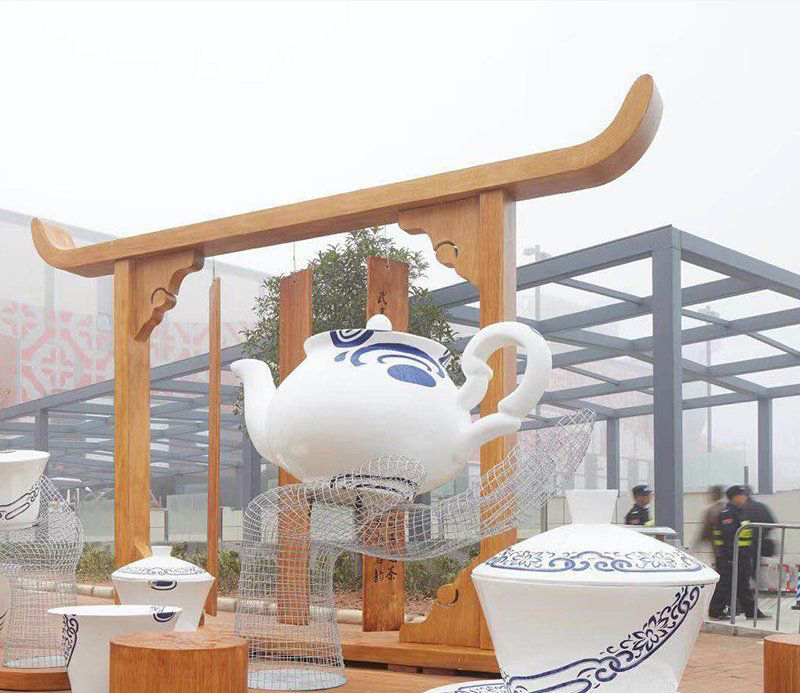 不锈钢镂空手托茶壶雕塑图片