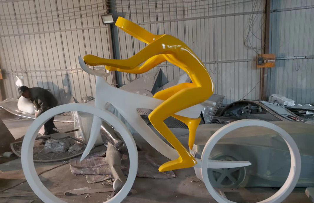 不锈钢骑单车景观雕塑图片
