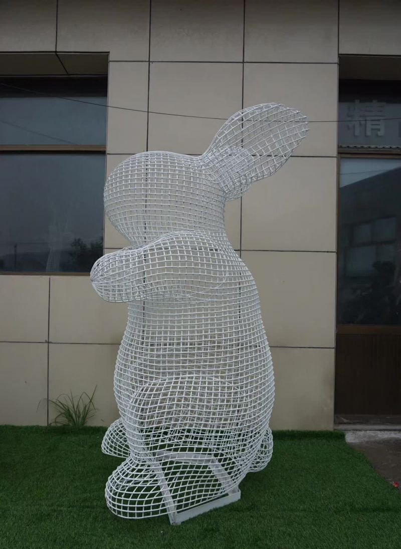 大型不锈钢兔子雕塑图片