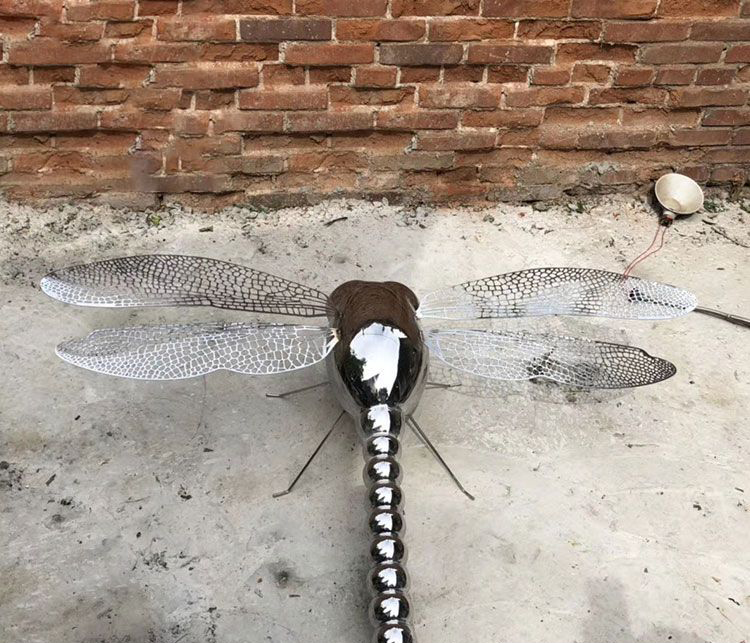 仿真镜面蜻蜓不锈钢雕塑图片