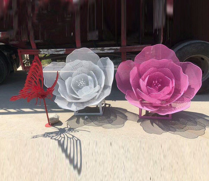 不锈钢编织工艺彩色玫瑰花雕塑图片