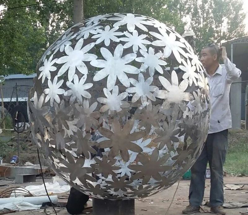 不锈钢花球景观雕塑图片