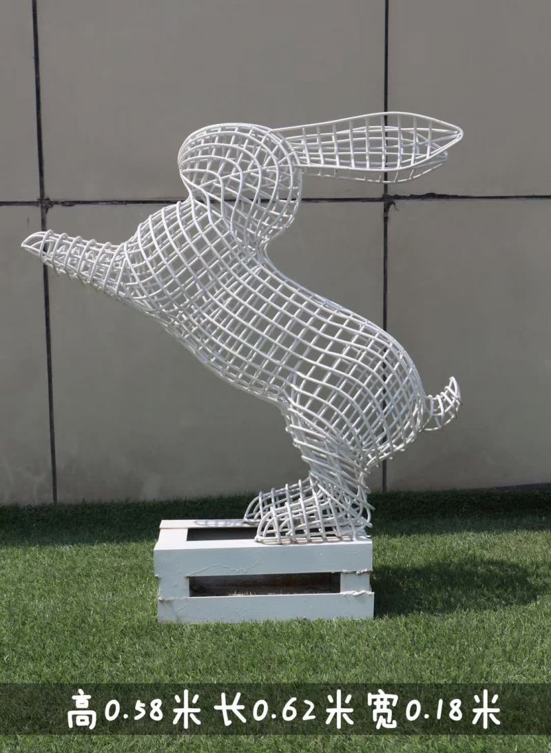 不锈钢镂空兔子雕塑 图片