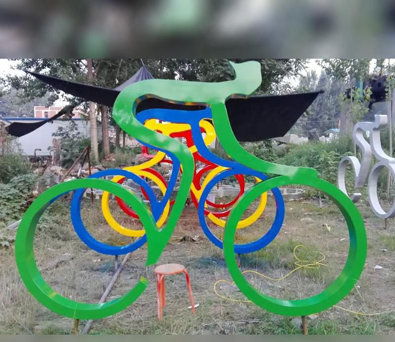 不锈钢骑自行车抽象雕塑图片