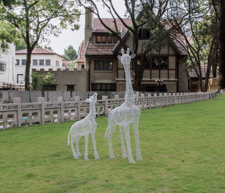 不锈钢园林镂空长颈鹿雕塑图片