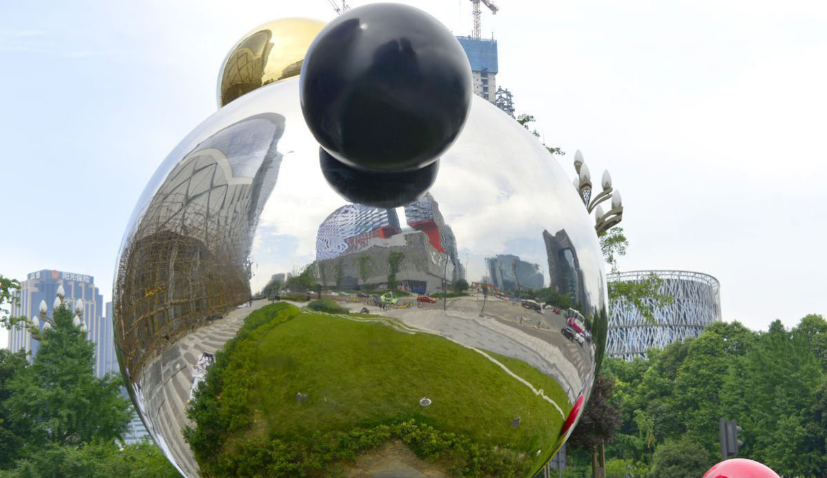 城市不锈钢镜面圆球雕塑图片