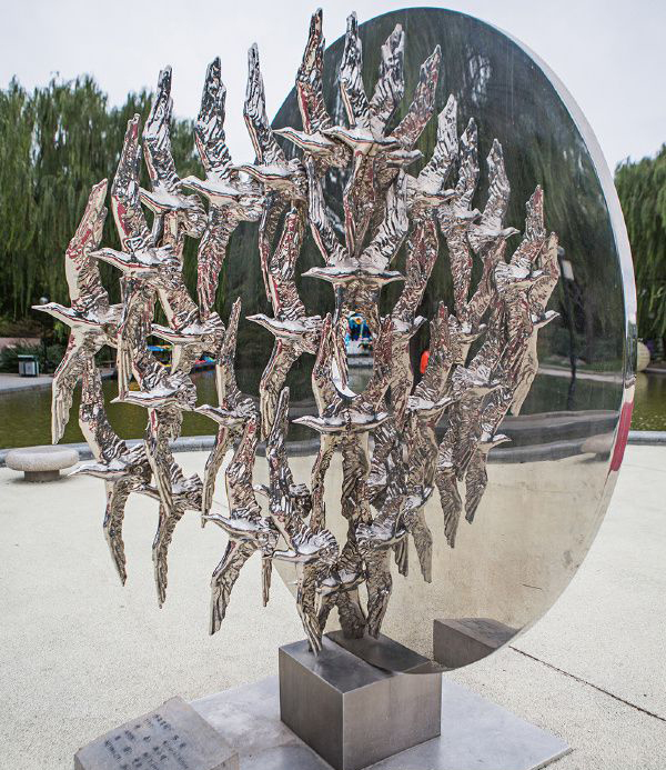 公园不锈钢动物鸽子雕塑图片