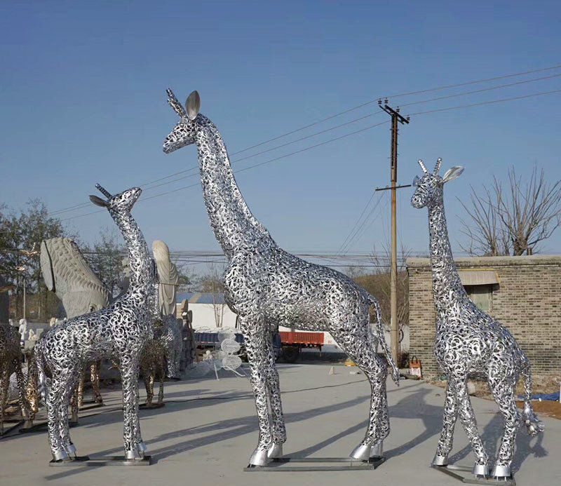 公园不锈钢镂空长颈鹿雕塑图片