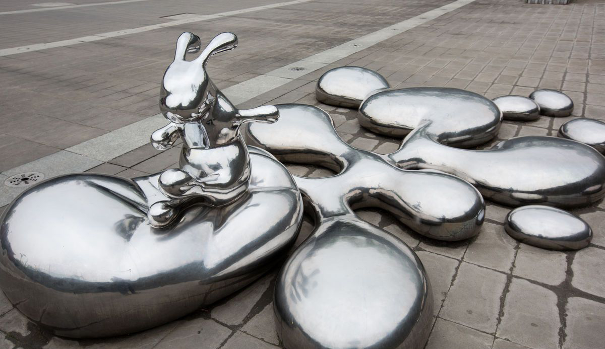 广场不锈钢抽象兔子和水珠雕塑图片
