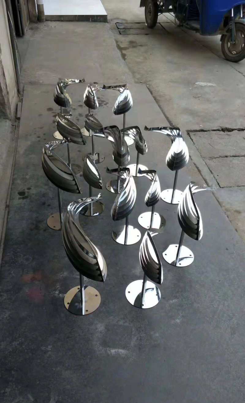 不锈钢镜面鲤鱼动物雕塑图片