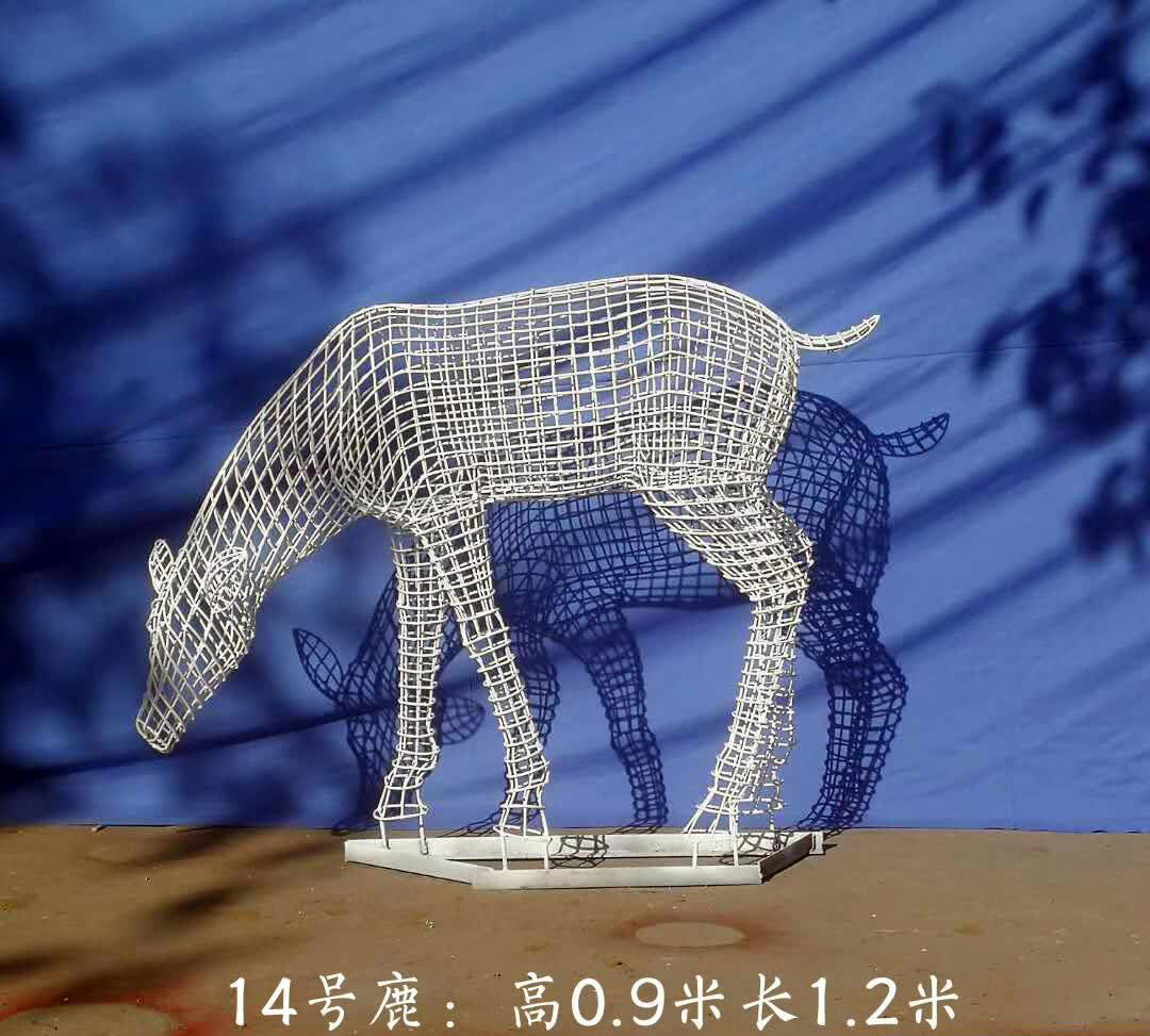 不锈钢镂空低头鹿雕塑图片