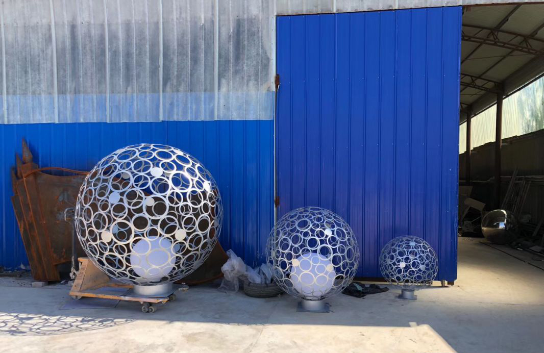 不锈钢镂空球雕塑校园景观雕塑 (1)图片