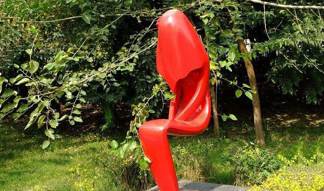 不锈钢人物座椅雕塑图片