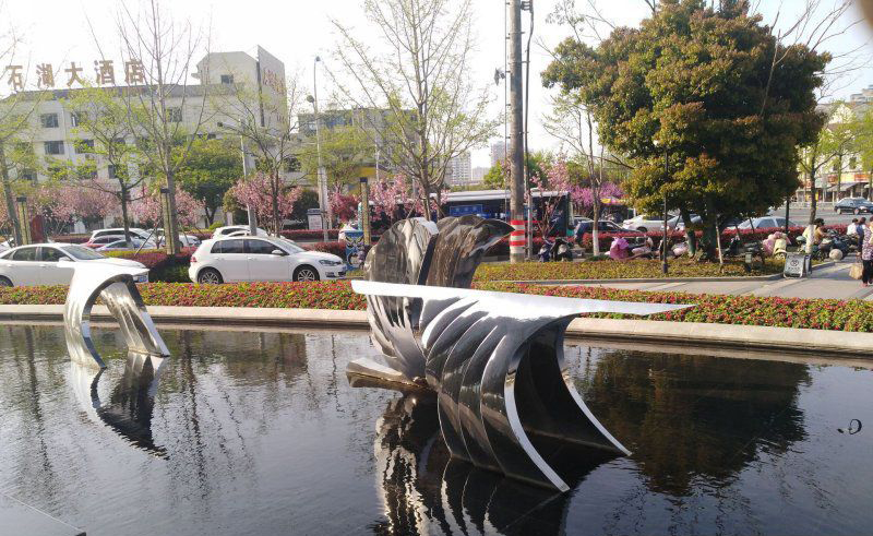 不锈钢水景飞翔的天鹅雕塑图片