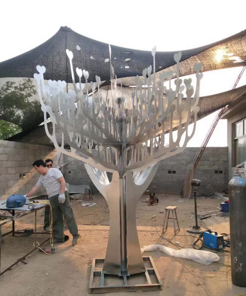 不锈钢艺术镂空树雕塑图片